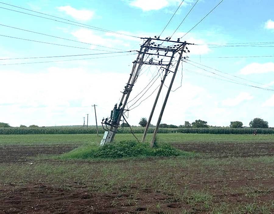 ಚಿಟಗುಪ್ಪ ಪಟ್ಟಣದ ಕೊರವಾರ್ ವಿದ್ಯುತ್ ಪರಿವರ್ತಕ ಹಲವು ವರ್ಷಗಳಿಂದ ಬಾಗಿರುವುದು