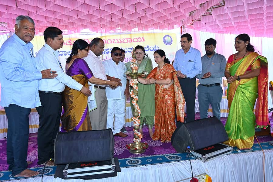 ಕಲಬುರಗಿ ಹೊರವಲಯದ ಜಿಡಿಎ ಲೇಔಟ್ನಲ್ಲಿ ನೂತನವಾಗಿ ನಿರ್ಮಾಣಗೊಂಡ ಅಂಬುಬಾಯಿ ಅಂಧ ಬಾಲಕಿಯರ ವಸತಿ ಶಾಲೆಯ ನೂತನ ಕಟ್ಟಡವನ್ನು ಜಿಲ್ಲಾಧಿಕಾರಿ ಬಿ.ಫೌಜಿಯಾ ತರನ್ನುಮ್ ಉದ್ಘಾಟಿಸಿದರು. ಗಣ್ಯರು ಉಪಸ್ಥಿತರಿದ್ದರು