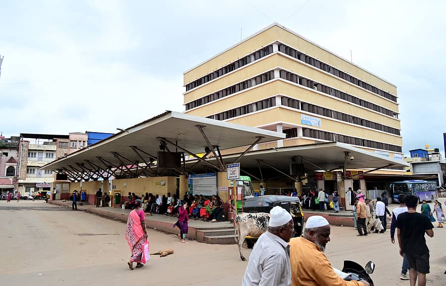 ಹುಬ್ಬಳ್ಳಿಯ ಸಿಬಿಟಿಯಲ್ಲಿ ಪ್ಲಾಟ್ಫಾರ್ಮ್ಗಳಲ್ಲಿ ನಾಯಿ, ದನಗಳು ನಿರಾತಂಕವಾಗಿ ಓಡಾಡಿಕೊಂಡಿವೆ –ಪ್ರಜಾವಾಣಿ ಚಿತ್ರಗಳು: ಗೋವಿಂದರಾಜ ಜವಳಿ