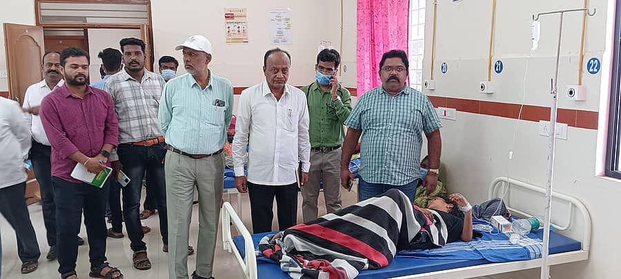 ಕೆಂಭಾವಿ ಸಮೀಪ ಮುದನೂರ (ಬಿ) ಗ್ರಾಮದಲ್ಲಿ ಕಲುಷಿತ ನೀರು ಸೇವನೆಯಿಂದ ವಾಂತಿ–ಭೇದಿ ಉಂಟಾಗಿ ಆಸ್ಪತ್ರೆಗೆ ಭೇಟಿ ನೀಡಿದ್ದ ಜಿ.ಪಂ ಉಪ ಕಾರ್ಯದರ್ಶಿ ವಿಜಯಕುಮಾರ ಮಡ್ಡೆ ರೋಗಿಗಳ ಆರೋಗ್ಯ ವಿಚಾರಿಸಿದರು. ಡಾ.ಎಸ್.ಎಚ್.ಪಾಟೀಲ, ಡಾ. ಆರ್.ವಿ.ನಾಯಕ, ಡಾ.ಗಿರೀಶ ಕುಲಕರ್ಣಿ ಹಾಜರಿದ್ದರು
