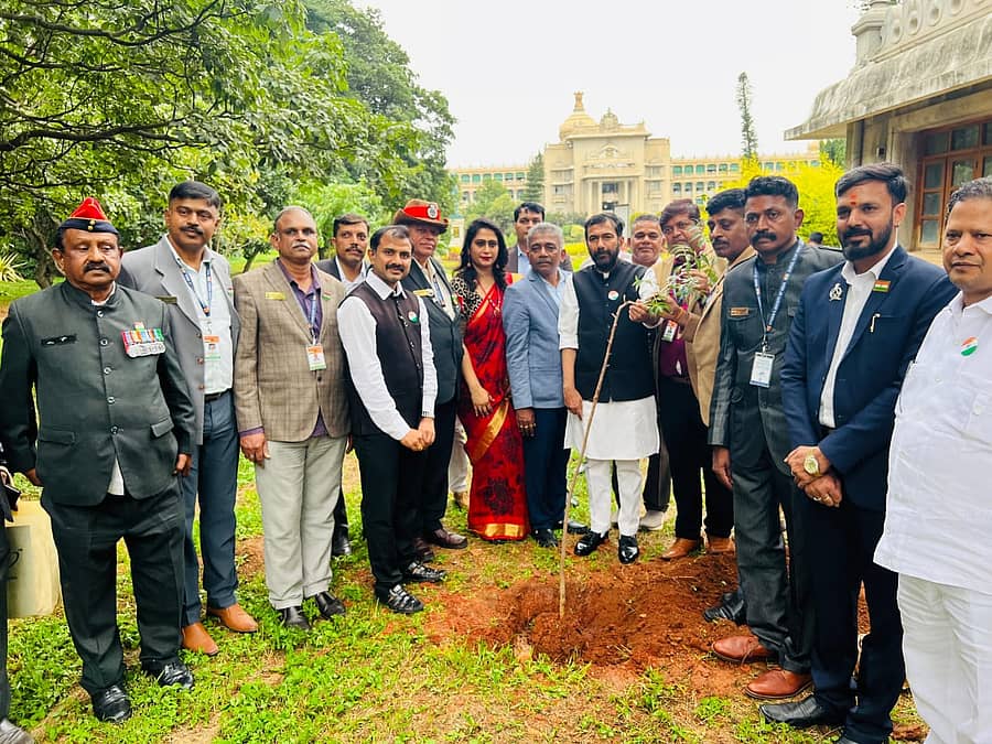 ಕಾರ್ಗಿಲ್ ಹುತಾತ್ಮ ಯೋಧರ ಸ್ಮರಣೆಗಾಗಿ ವಿಧಾನ ಸೌಧದ ಆವರಣದಲ್ಲಿ ಸಲೀಂ ಅಹ್ಮದ್ ಅವರು ಸಸಿ ನೆಟ್ಟರು