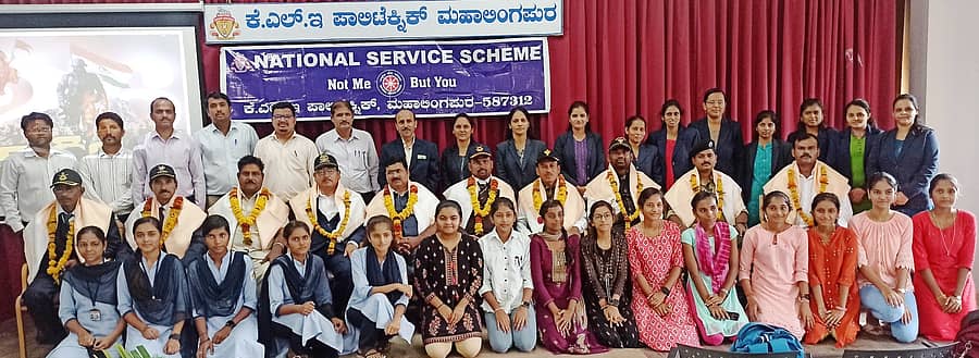 ಮಹಾಲಿಂಗಪುರದ ಕೆಎಲ್‍ಇ ಡಿಪ್ಲೊಮಾ ಕಾಲೇಜಿನ ಸಭಾಭವನದಲ್ಲಿ ಹಮ್ಮಿಕೊಂಡಿದ್ದ ಕಾರ್ಗಿಲ್ ವಿಜಯೋತ್ಸವ ಕಾರ್ಯಕ್ರಮದಲ್ಲಿ ನಿವೃತ್ತ ಯೋಧರನ್ನು ಸನ್ಮಾನಿಸಲಾಯಿತು. 