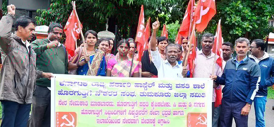 ತುಮಕೂರು ಜಿಲ್ಲಾಧಿಕಾರಿ ಕಚೇರಿ ಮುಂಭಾಗ ಸೋಮವಾರ ಹಾಸ್ಟೆಲ್‌ ಮತ್ತು ವಸತಿ ಶಾಲೆಯ ಹೊರಗುತ್ತಿಗೆ ನೌಕರರ ಸಂಘದಿಂದ ಕನಿಷ್ಠ ವೇತನ ಸೇರಿ ವಿವಿಧ ಬೇಡಿಕೆ ಈಡೇರಿಕೆಗೆ ಆಗ್ರಹಿಸಿ ಪ್ರತಿಭಟನೆ ನಡೆಯಿತು. ಸಂಘದ ರಾಜ್ಯ ಪ್ರಧಾನ ಕಾರ್ಯದರ್ಶಿ ಹನುಮೇಗೌಡ, ಜಿಲ್ಲಾ ಕಾರ್ಯದರ್ಶಿ ರವಿಕುಮಾರ್‌, ಮುಖಂಡರಾದ ರಂಗಮ್ಮ, ರಾಧಾ, ಮಹೇಶ್, ನಾಗರಾಜು ಇತರರು ಉಪಸ್ಥಿತರಿದ್ದರು