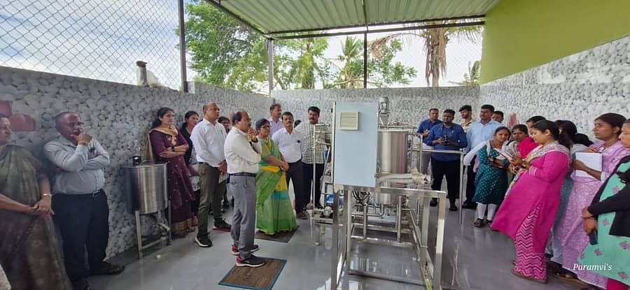 ನಂಜನಗೂಡು ತಾಲ್ಲೂಕಿನ ಗಣೇಶಪುರದ ರೈತ ಜಯಶಂಕರ ಸ್ಥಾಪಿಸಿರುವ ಎಣ್ಣೆ ತೆಗೆಯುವ ಘಟಕಕ್ಕೆ ಜಿ.ಪಂ. ಸಿಇಒ ಗಾಯಿತ್ರಿ ಅವರು ಈಚೆಗೆ ಭೇಟಿ ನೀಡಿದ್ದರು