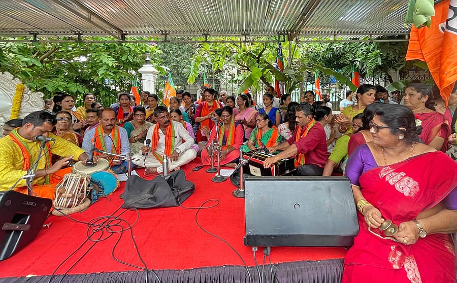 ಶಾಲೆಗಳನ್ನು ಶೈಕ್ಷಣಿಕೇತರ ಉದ್ದೇಶಕ್ಕೆ ಬಳಸುವುದನ್ನು ನಿರ್ಬಂಧಿಸುವ ಆದೇಶವನ್ನು ಪ್ರತಿಭಟಿಸಲು ಬಿಜೆಪಿ ಯುವ ಮೋರ್ಚಾದ ದಕ್ಷಿಣ ಕನ್ನಡ ಜಿಲ್ಲಾ ಘಟಕದ ನೇತೃತ್ವದಲ್ಲಿ ನಗರದಲ್ಲಿ ಸೋಮವಾರ ಏರ್ಪಡಿಸಿದ್ದ ಭಜನೆಯಲ್ಲಿ ಪಕ್ಷದ ಕಾರ್ಯಕರ್ತರು ಹಾಗೂ ಪಾಲಿಕೆ ಸದಸ್ಯರು ಭಾಗವಹಿಸಿದರು– ಪ್ರಜಾವಾಣಿ ಚಿತ್ರ