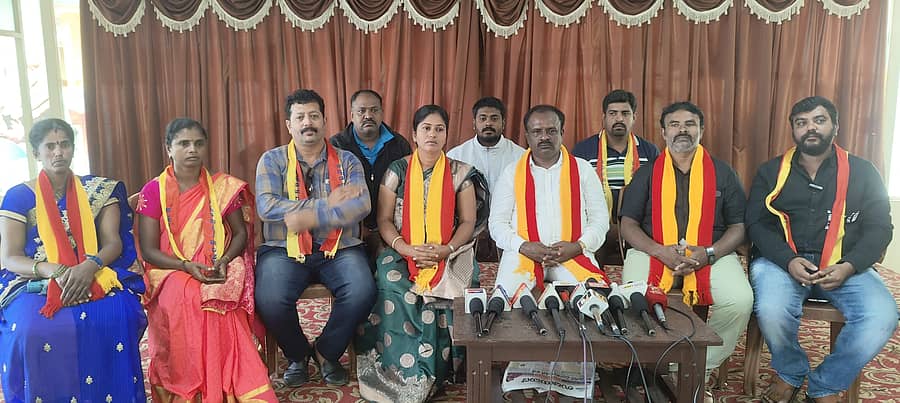 ಆನೇಕಲ್ನಲ್ಲಿ ನಡೆದ ಪತ್ರಿಕಾಗೋಷ್ಠಿಯಲ್ಲಿ ಸಂಘಟನೆಯ ರಾಜ್ಯ ಘಟಕದ ಅಧ್ಯಕ್ಷ ಮಂಜುನಾಥ ದೇವ ಮಾತನಾಡಿದರು