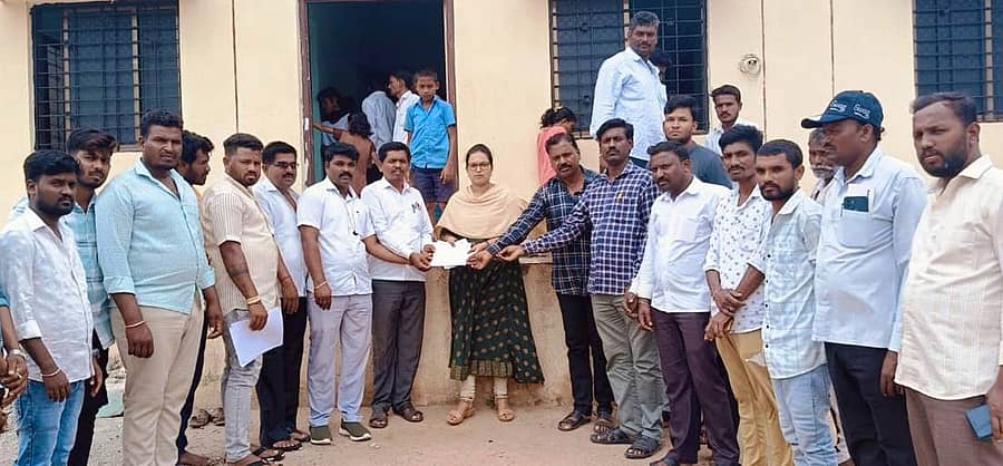 ಕೆಂಭಾವಿ ಪೊಲೀಸ್ ಠಾಣೆಯನ್ನು ಮೇಲ್ದರ್ಜೆಗೇರಿಸಬೇಕು. ಸಿಬ್ಬಂದಿಗೆ ವಸತಿ ಗೃಹ ನಿರ್ಮಾಣ ಮಾಡಬೇಕು ಎಂದು ಕರ್ನಾಟಕ ರಾಜ್ಯ ದಲಿತ ಸಂಘರ್ಷ ಸಮಿತಿ ಪದಾಧಿಕಾರಿಗಳು ತಹಶೀಲ್ದಾರ್ಗೆ ಮನವಿ ಸಲ್ಲಿಸಿದರು