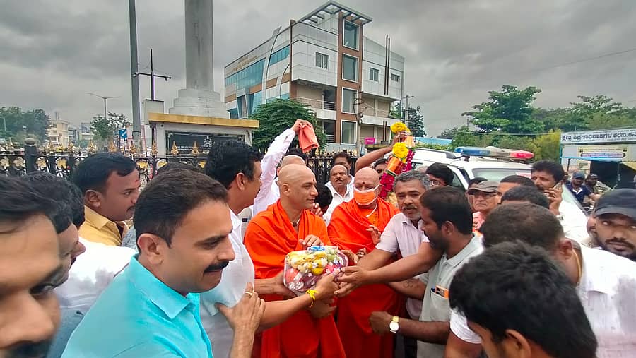 ಕನಕಪುರಕ್ಕೆ ಭಾನುವಾರ ಆಗಮಿಸಿದ ನಿರ್ಮಲಾನಂದ ಸ್ವಾಮೀಜಿ ಅವರನ್ನು ಒಕ್ಕಲಿಗ ಸಮುದಾಯದ ಮುಖಂಡರು ಸ್ವಾಗತಿಸಿದರು