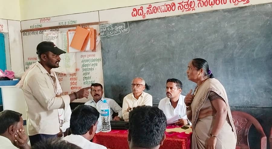 ಯರಗೊಪ್ಪ ಇನಾಂ ಶಾಲೆಯಲ್ಲಿ ತಾಲ್ಲೂಕು ಅಧಿಕಾರಿಗಳ ಸಮ್ಮುಖದ ಸಭೆಯಲ್ಲಿ ಮುಖ್ಯಶಿಕ್ಷಕಿ ಎಂ.ಎ. ಟಿನ್ಮೇಕರ್ ಅವರನ್ನು ಗ್ರಾಮಸ್ಥರು ತರಾಟೆಗೆ ತೆಗೆದುಕೊಂಡರು