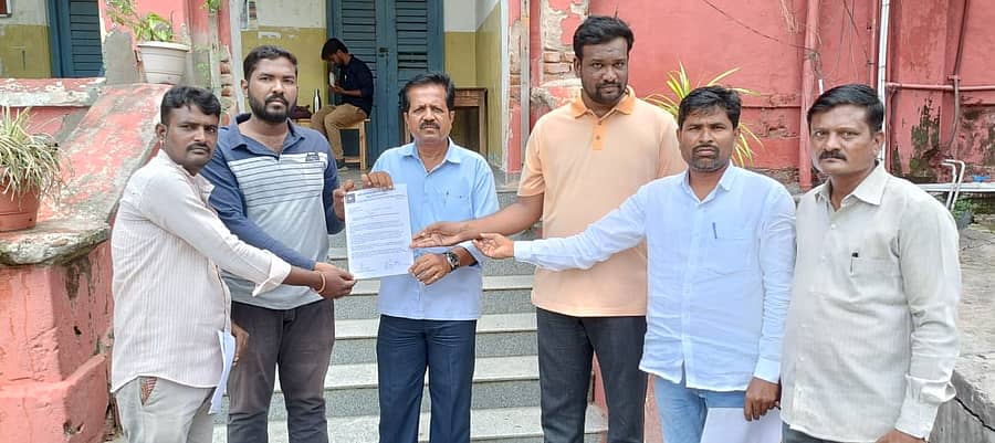 <div class="paragraphs"><p>ಇಂಟಿಗ್ರೇಟೆಡ್ ಕೋರ್ಸ್ಗಳ ಹೆಸರಿನಲ್ಲಿ ಖಾಸಗಿ ಪದವಿ ಪೂರ್ವ ಕಾಲೇಜುಗಳ ಶುಲ್ಕ ಹೆಚ್ಚಳ ಮಾಡಿದ ರಾಜ್ಯ ಸರ್ಕಾರದ ನಿರ್ಧಾರ ಖಂಡಿಸಿ ಅಖಿಲ ಭಾರತ ಕ್ರಾಂತಿಕಾರಿ ವಿದ್ಯಾರ್ಥಿ ಸಂಘಟನೆ (ಎಐಆರ್ ಎಸ್ಒ) ಜಿಲ್ಲಾ ಘಟಕದ ಪದಾಧಿಕಾರಿಗಳು ಮಂಗಳವಾರ ರಾಯಚೂರಿನ ಜಿಲ್ಲಾಧಿಕಾರಿ ಕಚೇರಿಯ ಅಧಿಕಾರಿಗೆ ಮನವಿ ಸಲ್ಲಿಸಿದರು. </p></div>