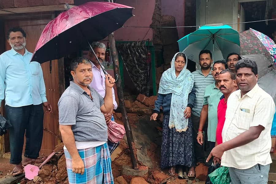 ಸಾಗರದಲ್ಲಿ ಮಳೆಯಿಂದಾಗಿ ಗಾಂಧಿನಗರ ಬಡಾವಣೆಯಲ್ಲಿ ಮನೆಯೊಂದು ಕುಸಿದಿದ್ದು ನಗರಸಭೆ ಅಧಿಕಾರಿಗಳು ಸ್ಥಳಕ್ಕೆ ಭೇಟಿ ನೀಡಿದ್ದರು