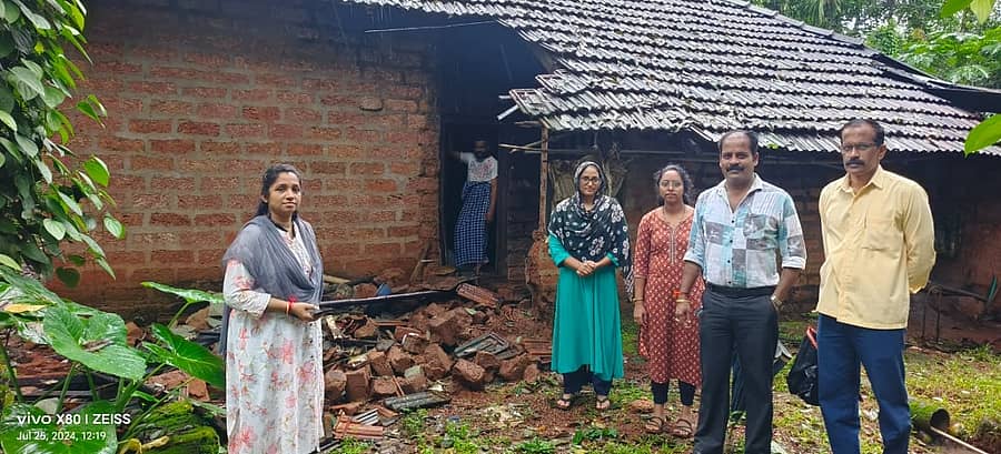 ಪುತ್ತೂರು ತಾಲ್ಲೂಕಿನ ಕೆಯ್ಯೂರು ಗ್ರಾಮದ ಮಾಡಾವು ಶಾಲೆ ಬಳಿಯ ನಿವಾಸಿ ಸಾಬು ಬ್ಯಾರಿ ಎಂಬುವರ ಹೆಂಚಿನ ಮನೆಯ ಹಿಂಭಾಗದ ಗೋಡೆ ಬುಧವಾರ ರಾತ್ರಿ ಕುಸಿದಿದೆ