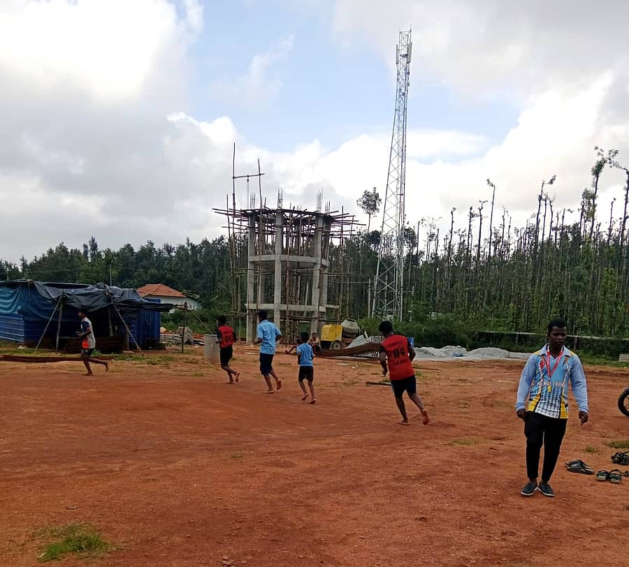 ಪ್ರೌಢಶಾಲೆ ಆಟದ ಮೈದಾನದಲ್ಲಿ ನಿರ್ಮಾಣ ಹಂತದಲ್ಲಿರುವ ಜೆಜೆಎಂ ನೀರಿನ ಟ್ಯಾಂಕ್