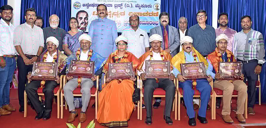 ಮೈಸೂರಿನ ಎಂಜಿನಿಯರಿಂಗ್ ಸಂಸ್ಥೆಯಲ್ಲಿ ನಡೆದ ವಿಶ್ವ ವೈದ್ಯರ ದಿನಾಚರಣೆಯಲ್ಲಿ ಸಾಧಕ ವೈದ್ಯರಿಗೆ ‘ವೈದ್ಯಶ್ರೀ’ ಪ್ರಶಸ್ತಿ ಪ್ರದಾನ ಮಾಡಲಾಯಿತು. ಎಂ.ಜಿ.ಆರ್.ಅರಸ್, ಪ್ರೊ.ಎಂ.ಪುಷ್ಪಾವತಿ, ಪ್ರೊ.ಎನ್.ಕೆ.ಲೋಕನಾಥ್, ಡಿ.ತಿಮ್ಮಯ್ಯ, ಎಚ್.ಹನುಮಂತಪ್ಪ, ಎಚ್.ಎಂ.ಟಿ.ಲಿಂಗರಾಜೇ ಅರಸ್, ಲಿಂಗರಾಜು ಭಾಗವಹಿಸಿದ್ದರು