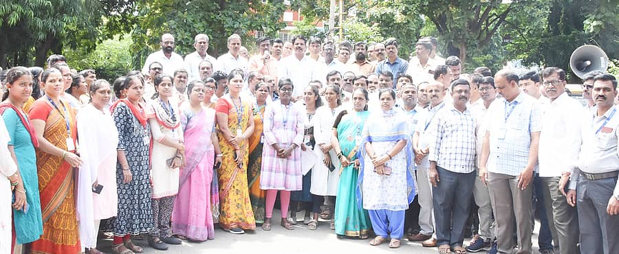 ತುಮಕೂರು ಜಿಲ್ಲಾಧಿಕಾರಿ ಕಚೇರಿ ಎದುರು ಶುಕ್ರವಾರ 7ನೇ ವೇತನ ಆಯೋಗದ ವರದಿ ಜಾರಿಗೆ ಆಗ್ರಹಿಸಿ ಸರ್ಕಾರಿ ನೌಕರರು ಪ್ರತಿಭಟನೆ ನಡೆಸಿದರು