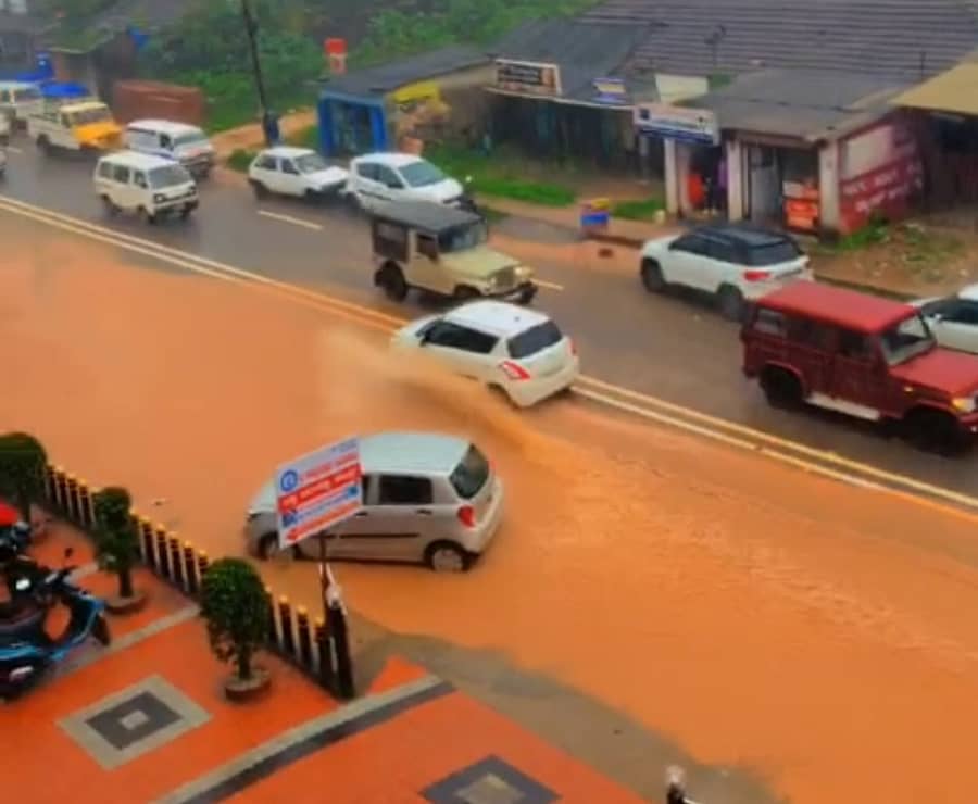 ಬಣಕಲ್ ಪೇಟೆಯಲ್ಲಿ ಹೆದ್ದಾರಿ ಮೇಲೆ ಮಳೆನೀರು ಹರಿದಿದ್ದರಿಂದ ವಾಹನ ಸವಾರರು ತೊಂದರೆ ಅನುಭವಿಸಿದರು