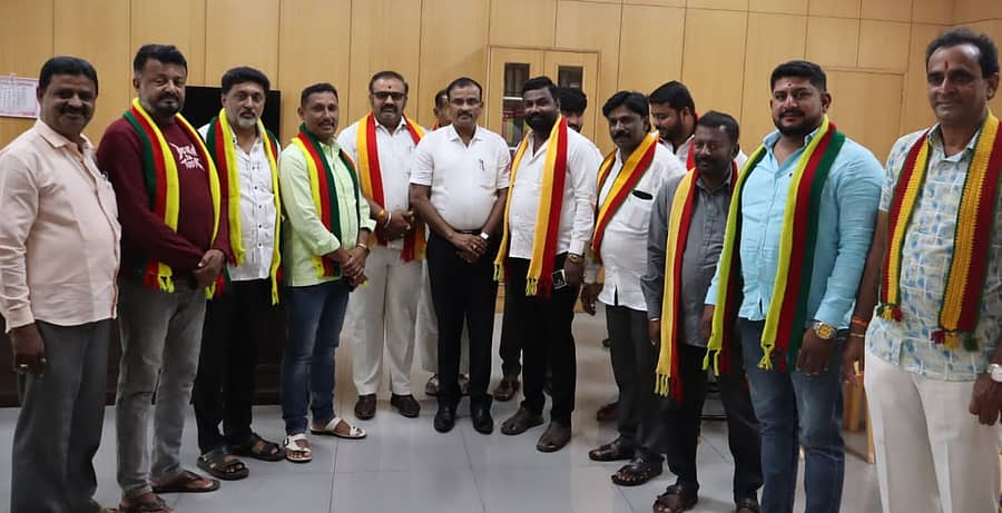 ರಾಮನಗರದ ಹೆಚ್ಚುವರಿ ಜಿಲ್ಲಾಧಿಕಾರಿ ಕಚೇರಿಯಲ್ಲಿ ಕನ್ನಡ ಜ್ಯೋತಿ ರಥಯಾತ್ರೆ ಕುರಿತು, ಎಡಿಸಿ ಚಂದ್ರಯ್ಯ ಅವರು ಕನ್ನಡಪರ ಸಂಘಟನೆಗಳ ಮುಖಂಡರೊಂದಿಗೆ ಚರ್ಚಿಸಿದರು