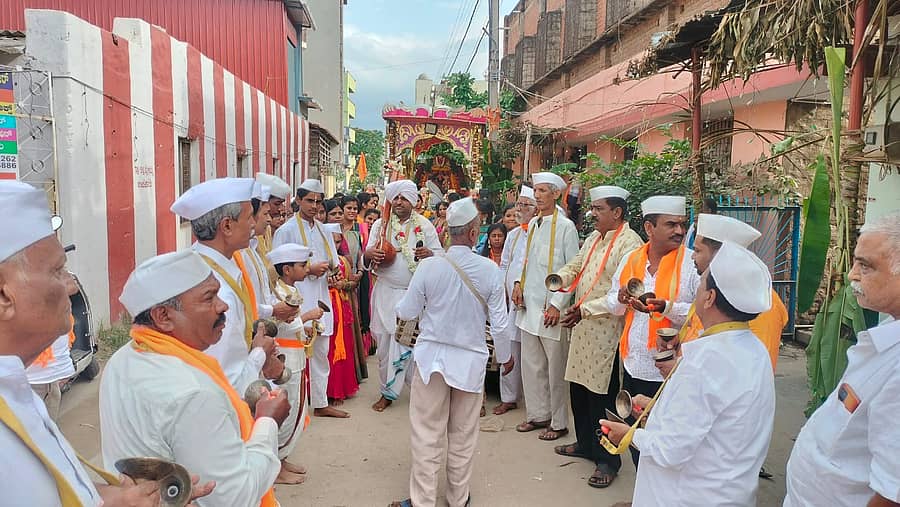 ರಾಮನಗರದಲ್ಲಿ ಭಾವಸಾರ ಕ್ಷತ್ರಿಯ ಸಮಾಜದ ವತಿಯಿಂದ ನಡೆದ ಪಾಂಡುರಂಗ ಸ್ವಾಮಿ ದಿಂಡಿ ಮಹೋತ್ಸವದ ಅಂಗವಾಗಿ, ಪಾಂಡುರಂಗ ಮತ್ತು ರುಕ್ಮಿಣಿ ಉತ್ಸವಮೂರ್ತಿಯ ಮೆರವಣಿಗೆ ನಡೆಯಿತು
