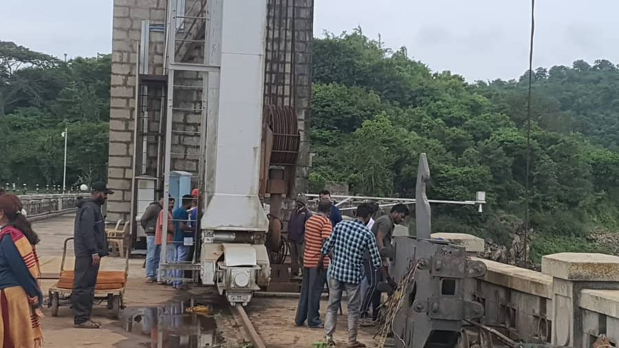 ಲಕ್ಕವಳ್ಳಿಯ ಭದ್ರಾ ಜಲಾಶಯದ ಸ್ಲುಸ್ ಗೇಟ್ನ ದುರಸ್ತಿ ಕಾರ್ಯ ಶನಿವಾರ ಭರದಿಂದ ನಡೆದಿತ್ತು