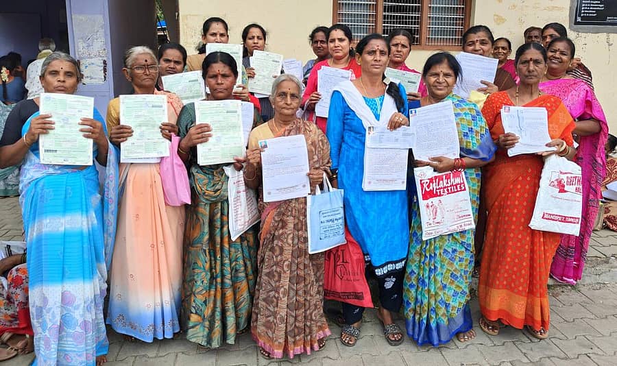 <div class="paragraphs"><p>ಖಾಸಗಿ ಹಣಕಾಸು ಕಂಪನಿಗಳಿಗೆ ಹಣ ಕಟ್ಟಿ ಮೋಸ ಹೋದ ಸಂತ್ರಸ್ತೆಯರು ಮಂಡ್ಯ ಜಿಲ್ಲಾಧಿಕಾರಿ ಕಚೇರಿಗೆ ಶುಕ್ರವಾರ ಅರ್ಜಿ ಸಲ್ಲಿಸಲು ಬಂದಿದ್ದ ವೇಳೆ ಬಾಂಡ್ ಪೇಪರ್ ಮತ್ತು ದಾಖಲೆ ಪ್ರದರ್ಶಿಸಿದರು </p></div><div class="paragraphs"><p></p></div>