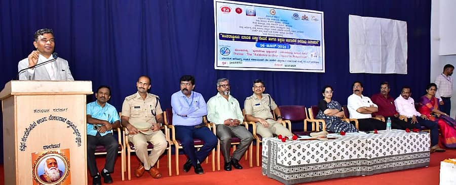 ಧಾರವಾಡದಲ್ಲಿ ಆಯೋಜಿಸಿದ್ದ ಮಾದಕ ವಸ್ತು ಸೇವನೆ, ಅಕ್ರಮ ಸಾಗಣೆ ವಿರೋಧಿ ದಿನಾಚರಣೆಯಲ್ಲಿ ಹಿರಿಯ ನ್ಯಾಯಾಧೀಶ ಪರಶುರಾಮ.ಎಫ್. ದೊಡ್ಡಮನಿ ಮಾತನಾಡಿದರು