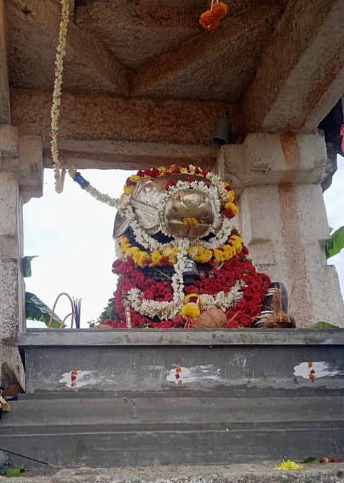 ಮಾಗಡಿಯ ಚಕ್ರ ಬಸವಣ್ಣ ಸ್ವಾಮಿ ಪೀಠ ಸರಿಪಡಿಸಿ ಪೂಜೆ ಸಲ್ಲಿಸಿರುವುದು