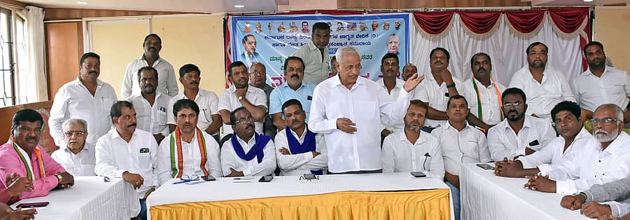 ಮೈಸೂರಿನ ಖಾಸಗಿ ಹೋಟೆಲ್ನಲ್ಲಿ ರಾಜ್ಯ ಹಿಂದುಳಿದ ವರ್ಗಗಳ ಜಾಗೃತ ವೇದಿಕೆಯು ‘ಮುಖ್ಯಮಂತ್ರಿ ಸಿದ್ದರಾಮಯ್ಯ ವಿರುದ್ಧ ಬಿಜೆಪಿ ಹುನ್ನಾರ ಖಂಡಿಸಿ’ ಶನಿವಾರ ಆಯೋಜಿಸಿದ್ದ ‘ದುಂಡುಮೇಜಿನ ಸಭೆ’ಯಲ್ಲಿ ಪ್ರೊ.ಕೆ.ಎಸ್.ಭಗವಾನ್ ಮಾತನಾಡಿದರು