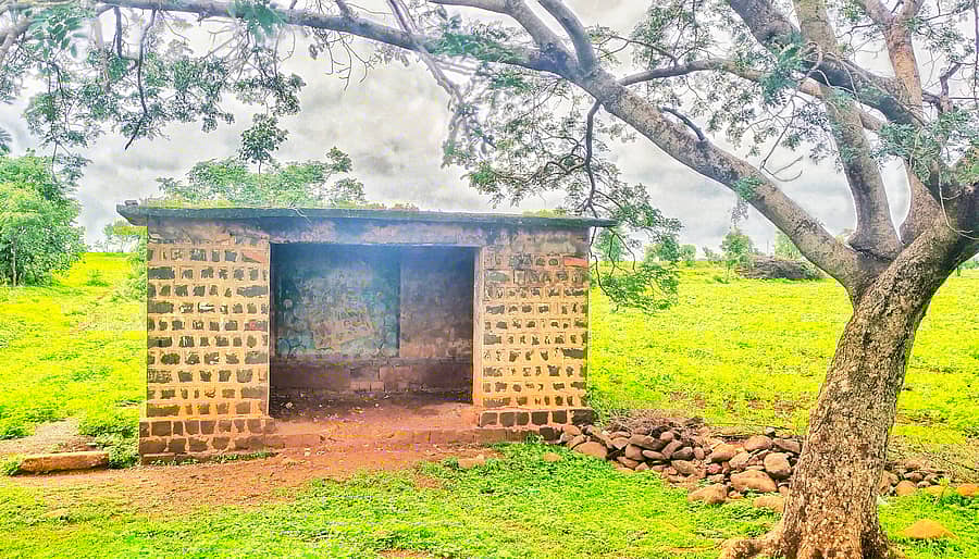 ಫೊಟೋ ಶೀರ್ಷಿಕೆ: ಹುಲಸೂರ ತಾಲ್ಲೂಕಿನ ಭಾಲ್ಕಿ - ಬಸವಕಲ್ಯಾಣ ಮುಖ್ಯ ರಸ್ತೆಯ ಬದಿಯ ಗಡಿಗೌಡಗಾಂವ ಗ್ರಾಮದ ಬಳಿ ಪಾಳುಬಿದ್ದ ಬಸ್ ತಂಗುದಾಣದ ದುಸ್ಥಿತಿ.