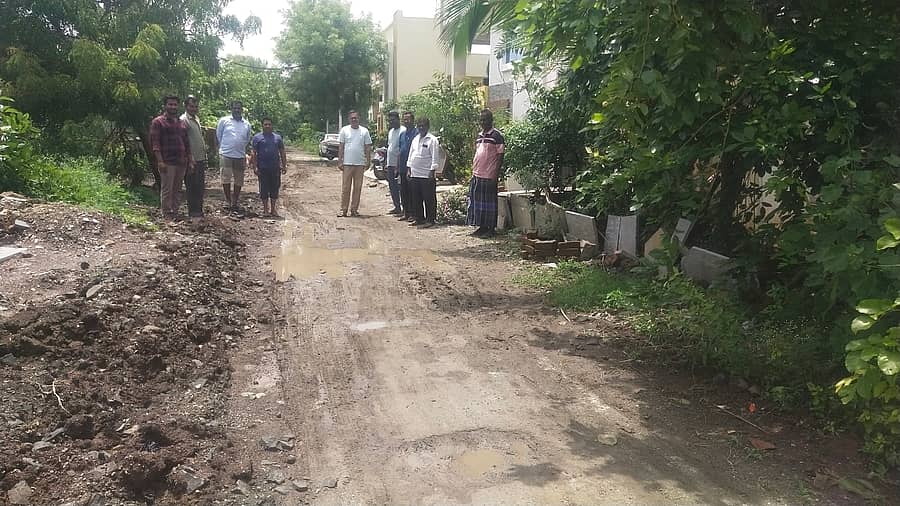 ಕಲಬುರಗಿಯ ಧರಿಯಾಪುರ ಜಿಡಿಎ ಲೇಔಟ್ನ ರಸ್ತೆಯೊಂದರ ದುಸ್ಥಿತಿ ತೋರಿಸುತ್ತಿರುವ ನಿವಾಸಿಗಳು