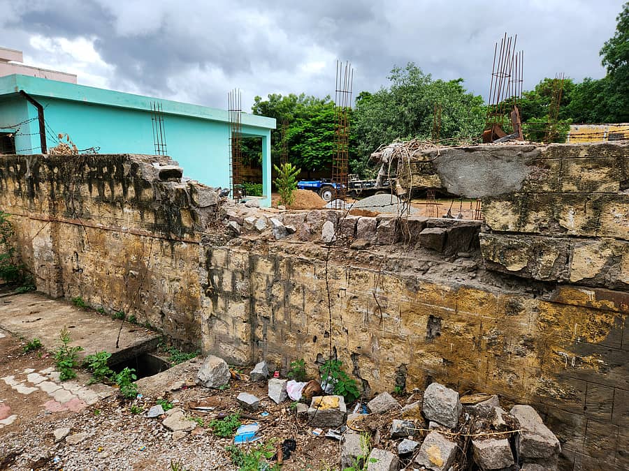 ಕೊಪ್ಪಳದ ಬಾಲಕಿಯರ ಸರ್ಕಾರಿ ಪದವಿಪೂರ್ವ ಕಾಲೇಜಿನ ಆವರಣ ಗೋಡೆ ಕುಸಿದಿರುವ ಚಿತ್ರಣ –ಪ್ರಜಾವಾಣಿ ಚಿತ್ರಗಳು/ಭರತ್ ಕಂದಕೂರ