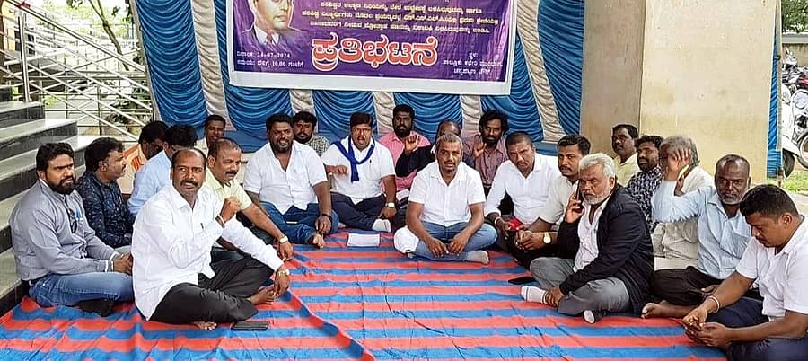 ಚನ್ನಪಟ್ಟಣದ ತಾಲ್ಲೂಕು ಕಚೇರಿ ಎದುರು ತಾಲ್ಲೂಕು ಪರಿಶಿಷ್ಟ ಜಾತಿ, ಪರಿಶಿಷ್ಟ ಪಂಗಡಗಳ ಹಿತರಕ್ಷಣಾ ಸಮಿತಿಯ ಪದಾಧಿಕಾರಿಗಳು ಪ್ರತಿಭಟನೆ ನಡೆಸಿದರು
