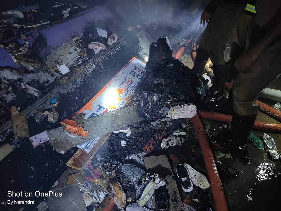 ಬೆಂಕಿ ಅವಘಡದಲ್ಲಿ ಸುಟ್ಟು ಹೋಗಿರುವ ಬಟ್ಟೆ ಹಾಗೂ ಇತರ ವಸ್ತುಗಳು