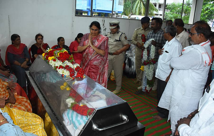 ಡಾ.ವೀರಬಸವಂತರಡ್ಡಿ ಮುದ್ನಾಳ ನಿಧನ ಹಿನ್ನಲೆಯಲ್ಲಿ ಜಿಲ್ಲಾಧಿಕಾರಿ ಡಾ.ಸುಶೀಲಾ ಬಿ., ನಮನ ಸಲ್ಲಿಸಿದರು