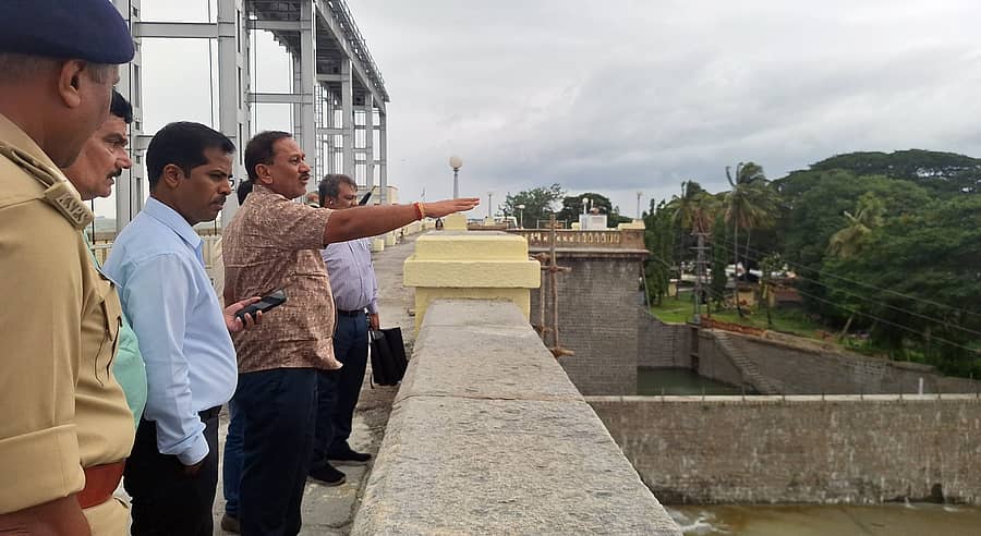 ಶ್ರೀರಂಗಪಟ್ಟಣ ತಾಲ್ಲೂಕಿನ ಕೆಆರ್ಎಸ್ ಅಣೆಕಟ್ಟೆ ಭರ್ತಿಯಾಗುವ ಹಂತ ತಲುಪಿದ್ದು, ಜುಲೈ 29ರಂದು ಮುಖ್ಯಮಂತ್ರಿ ಸಿದ್ದರಾಮಯ್ಯ, ಉಪ ಮುಖ್ಯಮಂತ್ರಿ ಡಿ.ಕೆ. ಶಿವಕುಮಾರ್ ಬಾಗಿನ ಅರ್ಪಿಸಲಿರುವ ಹಿನ್ನೆಲೆಯಲ್ಲಿರುವ ಶಾಸಕ ರಮೇಶ ಬಂಡಿಸಿದ್ದೇಗೌಡ, ಜಿಲ್ಲಾಧಿಕಾರಿ ಕುಮಾರ ಮಂಗಳವಾರ ಅಣೆಕಟ್ಟೆಗೆ ಭೇಟಿ ನೀಡಿ ಕೈಗೊಳ್ಳಬೇಕಾದ ಸಿದ್ದತೆ ಕುರಿತು ಪರಿಶೀಲಿಸಿದರು