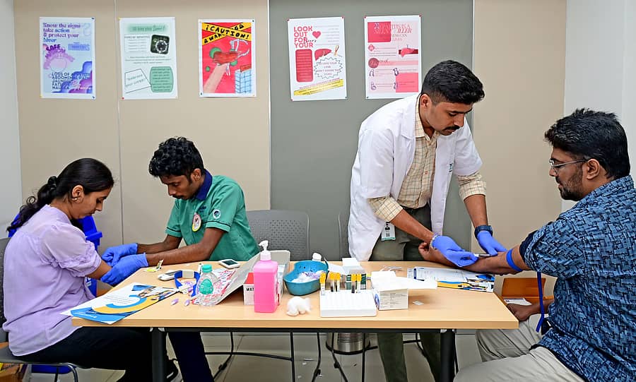 ನಾಲೆಡ್ಜಿಯಮ್ ಅಕಾಡೆಮಿ ಹಮ್ಮಿಕೊಂಡಿದ್ದ ‘ಹೆಪಟೈಟಿಸ್’ ಜಾಗೃತಿ ಶಿಬಿರದಲ್ಲಿ ಉಚಿತವಾಗಿ ಆರೋಗ್ಯ ತಪಾಸಣೆ ಮಾಡಲಾಯಿತು–ಪ್ರಜಾವಾಣಿ ಚಿತ್ರ