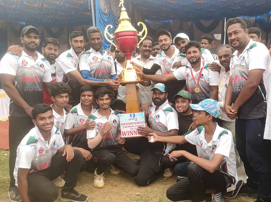 ಹೆಗಡೆ ನಗರ ಪ್ರೀಮಿಯರ್ ಲೀಗ್ ಟೆನಿಸ್ ಬಾಲ್ ಕ್ರಿಕೆಟ್ನಲ್ಲಿ ಚಾಂಪಿಯನ್ ಆಗಿ ಹೊರಹೊಮ್ಮಿದ ‘ಎಸ್.ಬಿ. ಗ್ರೂಪ್’ ತಂಡದ ಆಟಗಾರರಿಗೆ ಬಹುಮಾನ ವಿತರಿಸಲಾಯಿತು.