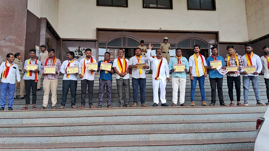 ಕನ್ನಡಿಗರಿಗೆ ಉದ್ಯೋಗವಕಾಶದಲ್ಲಿ ಮೀಸಲು ನೀಡುವ ಮಸೂದೆ ಅಂಗೀಕರಿಸಬೇಕು ಎಂದು ಆಗ್ರಹಿಸಿ ಕರವೇ ಸದಸ್ಯರು ಶುಕ್ರವಾರ ಜಿಲ್ಲಾಧಿಕಾರಿ ಕಚೇರಿ ಮುಂದೆ ಪ್ರತಿಭಟನೆ ಮಾಡಿದರು