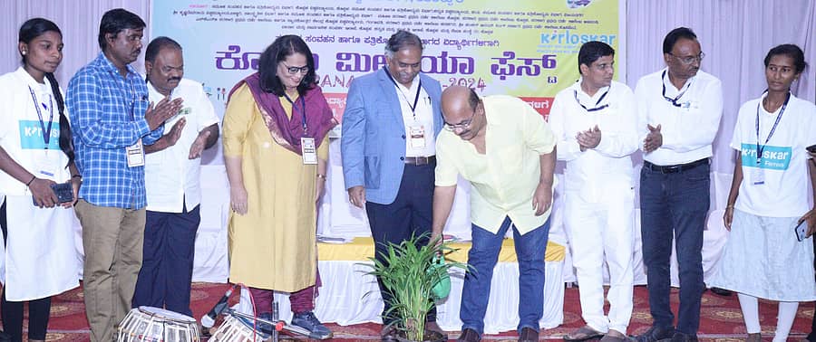 ಕೊಪ್ಪಳದಲ್ಲಿ ಗುರುವಾರ ನಡೆದ ಕಾರ್ಯಕ್ರಮವನ್ನು ಕೊಪ್ಪಳ ವಿ.ವಿ. ಕುಲಪತಿ ಪ್ರೊ. ಬಿ.ಕೆ. ರವಿ, ಪತ್ರಕರ್ತ ಜಿ.ಎನ್. ಮೋಹನ್ ಅವರು ಉದ್ಘಾಟಿಸಿದರು