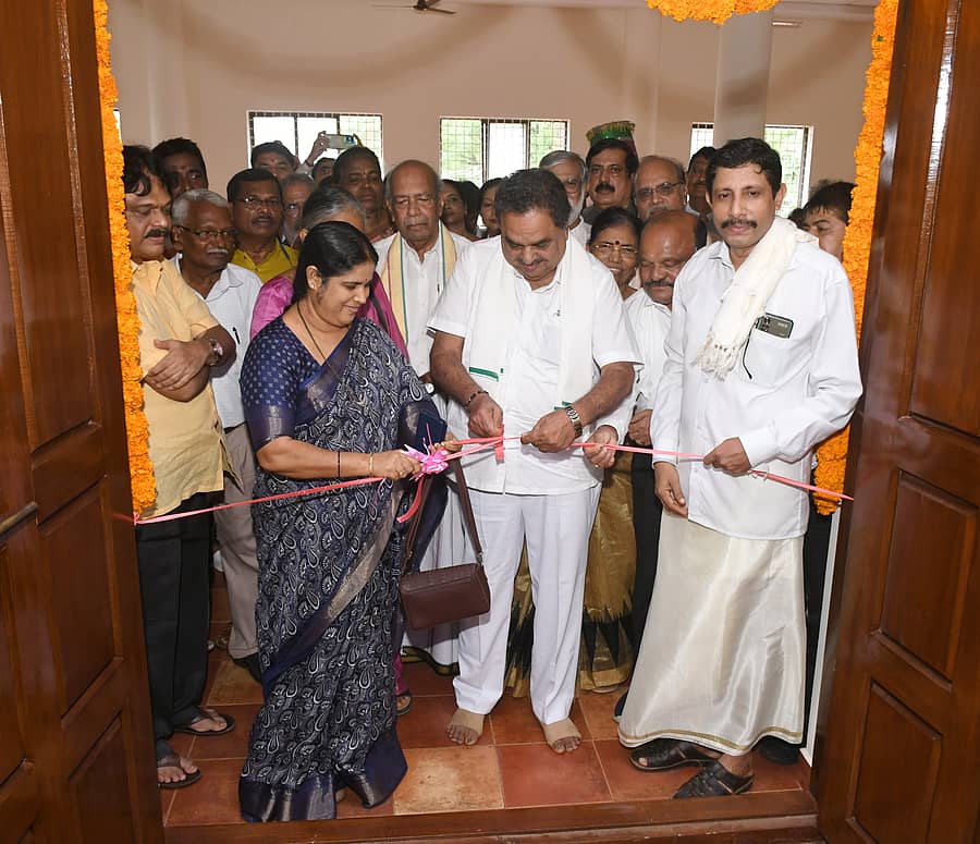 ನಗರದ ಉರ್ವಸ್ಟೋರ್ನಲ್ಲಿರುವ ತುಳುಭವನದಲ್ಲಿ ‘ಅಮೃತ ಸೋಮೇಶ್ವರ ಸಭಾಂಗಣ’ವನ್ನು ಬಿ.ರಮಾನಾಥ ರೈ ಶನಿವಾರ ಉದ್ಘಾಟಿಸಿದರು. ಮಮತಾ ಗಟ್ಟಿ, ಎ.ಸಿ.ಭಂಡಾರಿ, ಶಕುಂತಳಾ ಶೆಟ್ಟಿ, ಸದಾಶಿವ ಉಳ್ಳಾಲ್, ತಾರಾನಾಥ ಗಟ್ಟಿ ಕಾಪಿಕಾಡ್ ಮತ್ತಿತರರು ಭಾಗವಹಿಸಿದ್ದರು