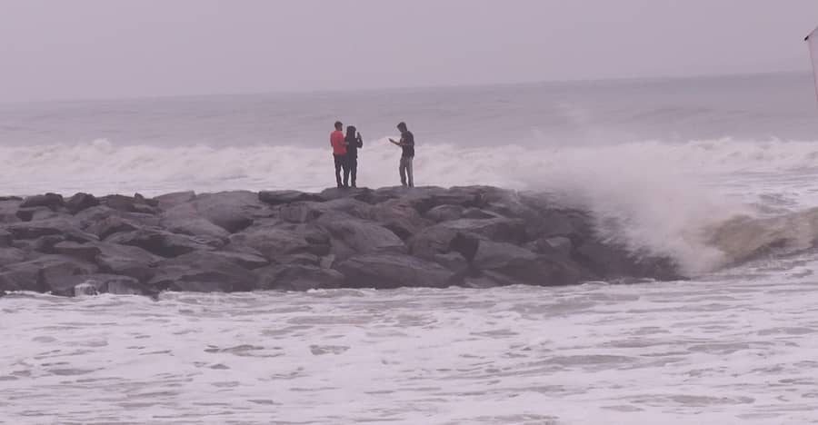 ಪಡುಕೆರೆ ಬೀಚ್ನಲ್ಲಿ ಸೆಲ್ಫಿ ತೆಗೆದುಕೊಳ್ಳುತ್ತಿರುವ ಪ್ರವಾಸಿಗರು