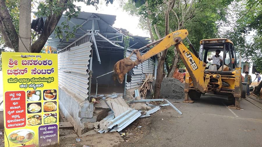 ಬ್ಯಾಂಕ್ ಆಫೀಸರ್ಸ್ ಮತ್ತು ನೌಕರರ ಗೃಹ ನಿರ್ಮಾಣ ಸಹಕಾರ ಸಂಘದ ಬಡಾವಣೆಯಲ್ಲಿ ಅನಧಿಕೃತವಾಗಿ ನಿರ್ಮಿಸಲಾಗಿದ್ದ ಶೆಡ್ ಅನ್ನು ಬಿಡಿಎ ಸಿಬ್ಬಂದಿ ತೆರವುಗೊಳಿಸಿದರು