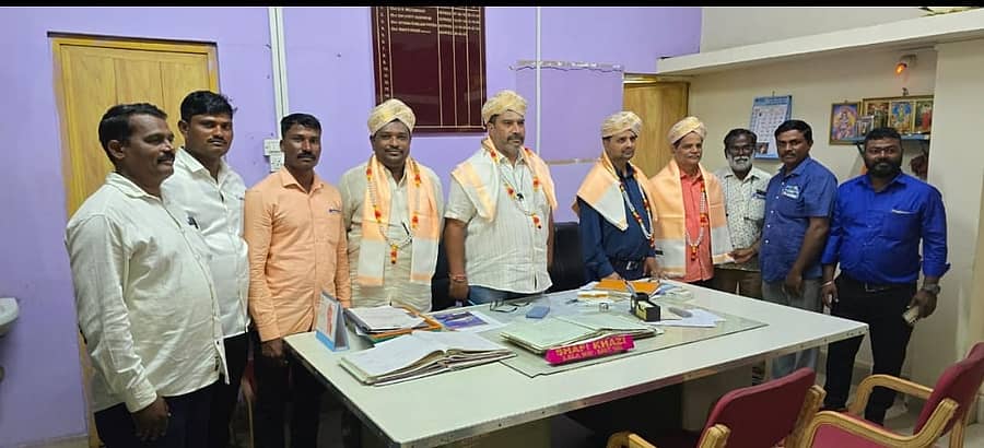 ಅಖಿಲ ಭಾರತ ಪರಿಶಿಷ್ಟ ಜಾತಿ ಮತ್ತು ಪಂಗಡಗಳ ರೈಲ್ವೆ ನೌಕರರ ಸಂಘದ ಎಂಜಿನಿಯರಿಂಗ್ ಶಾಖೆ ವತಿಯಿಂದ ಹುಬ್ಬಳ್ಳಿಯಲ್ಲಿ ಈಚೆಗೆ ಶಫಿ ಖಾಜಿ ಅವರನ್ನು ಸನ್ಮಾನಿಸಲಾಯಿತು