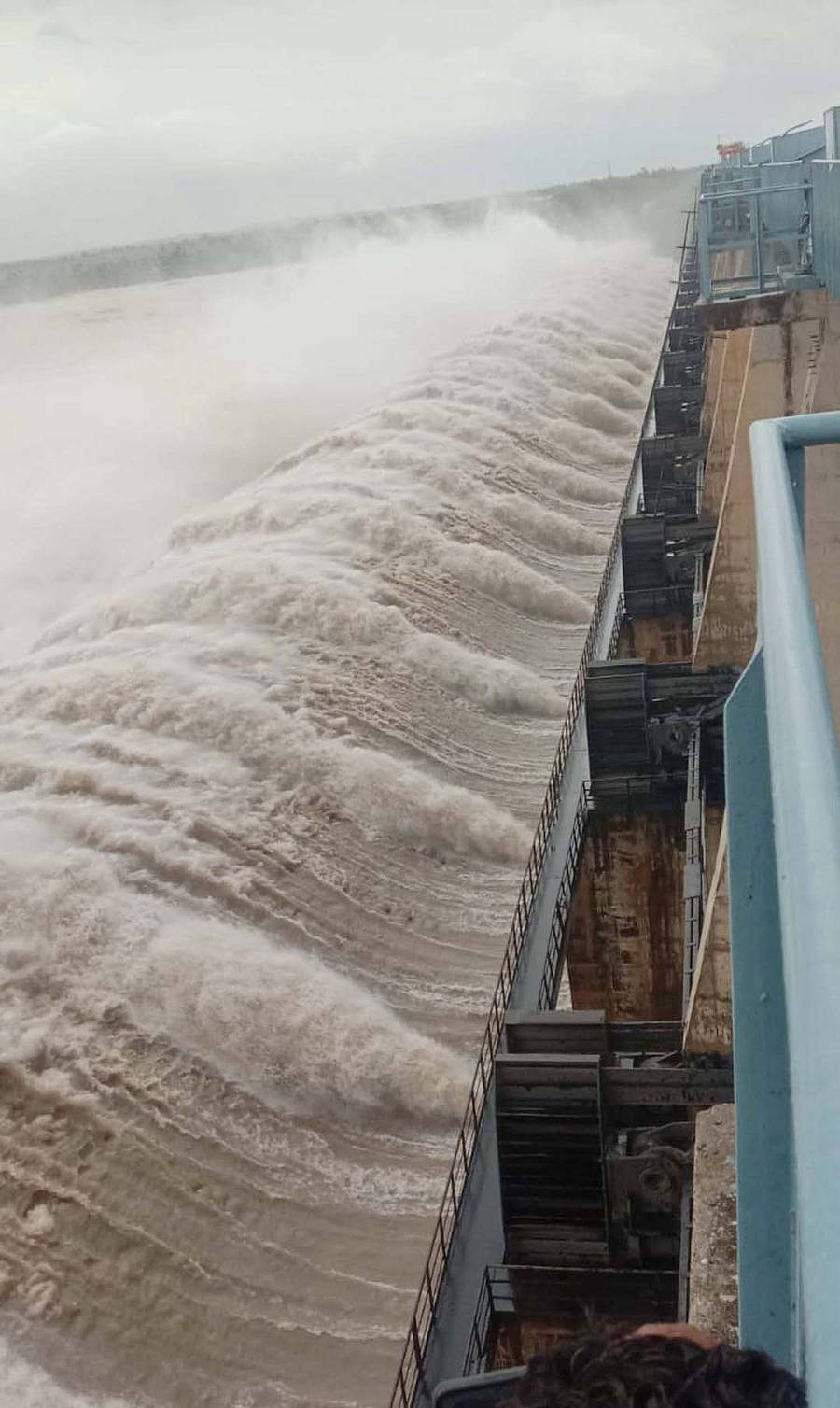 ಚಿತ್ರ28ಎನ್ಆರ್ಪಿ01ನಾರಾಯಣಪುರ ಬಸವಸಾಗರ ಜಲಾಶಯದಿಂದ ಕೃಷ್ಣಾ ನದಿಗೆ ಭಾನುವಾರ 3.27 ಕ್ಯುಸೆಕ್ ನೀರನ್ನು ಕೃಷ್ಣಾನದಿಗೆ ಹರಿಬಿಡಲಾಗಿದೆ. ಜಲಾಶಯದ 30 ಕ್ರಸ್ಟ್ ಗೇಟ್ಗಳಿಂದ ಹೊರಹೊಮ್ಮುತ್ತಿರುವ ನೀರಿನ ರಮಣೀಯ ದೃಶ್ಯ.