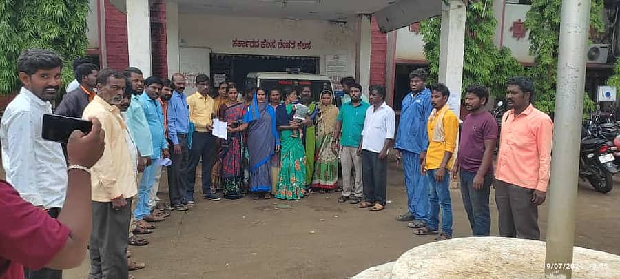 ಚಿಂಚೋಳಿ ತಾಲ್ಲೂಕು ಗೌಡನಹಳ್ಳಿ ಗ್ರಾಮಸ್ಥರು ಮದ್ಯ ಅಕ್ರಮ ಮಾರಾಟಕ್ಕೆ ಕಡಿವಾಣ ಹಾಕುವಂತೆ ಒತ್ತಾಯಿಸಿ ಶುಕ್ರವಾರ ತಹಶೀಲ್ದಾರರಿಗೆ ಮನವಿ ಸಲ್ಲಿಸಿದರು