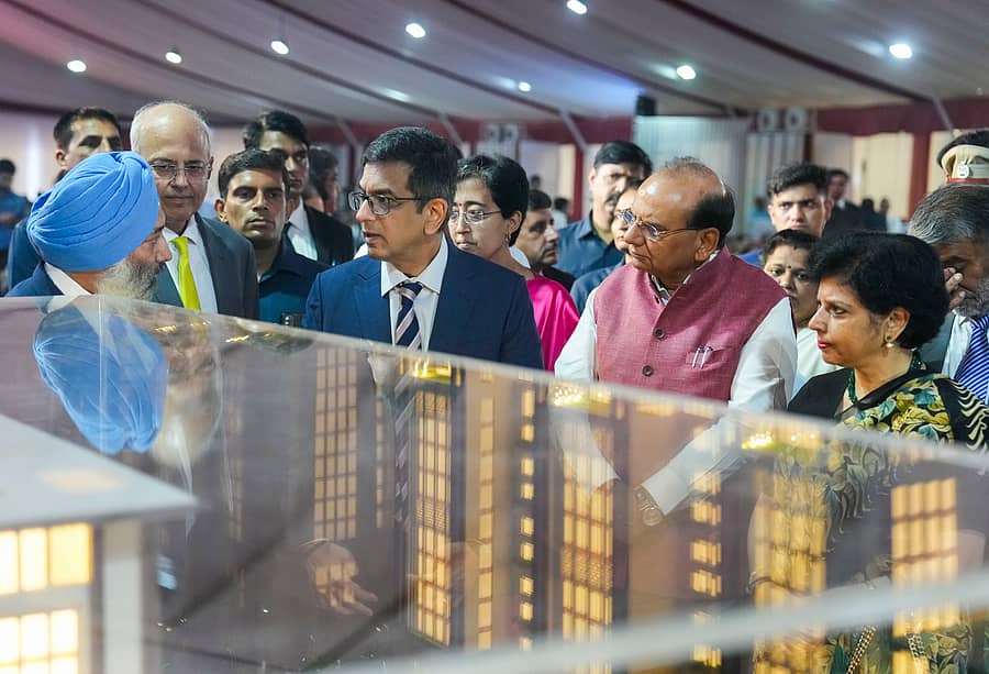 <div class="paragraphs"><p>ದೆಹಲಿಯ ಕರಕರಡೂಮಾ ಮತ್ತು ರೋಹಿಣಿ ಪ್ರದೇಶಗಳಲ್ಲಿ ನ್ಯಾಯಾಲಯಗಳ ಕಟ್ಟಡಗಳಿಗೆ ಶಂಕುಸ್ಥಾಪನೆ ನೆರವೇರಿಸಲು ಮಂಗಳವಾರ ಹಮ್ಮಿಕೊಂಡಿದ್ದ ಕಾರ್ಯಕ್ರಮದಲ್ಲಿ ಸುಪ್ರೀಂ ಕೋರ್ಟ್ ಮುಖ್ಯನ್ಯಾಯಮೂರ್ತಿ ಡಿ.ವೈ.ಚಂದ್ರಚೂಡ್,</p></div>