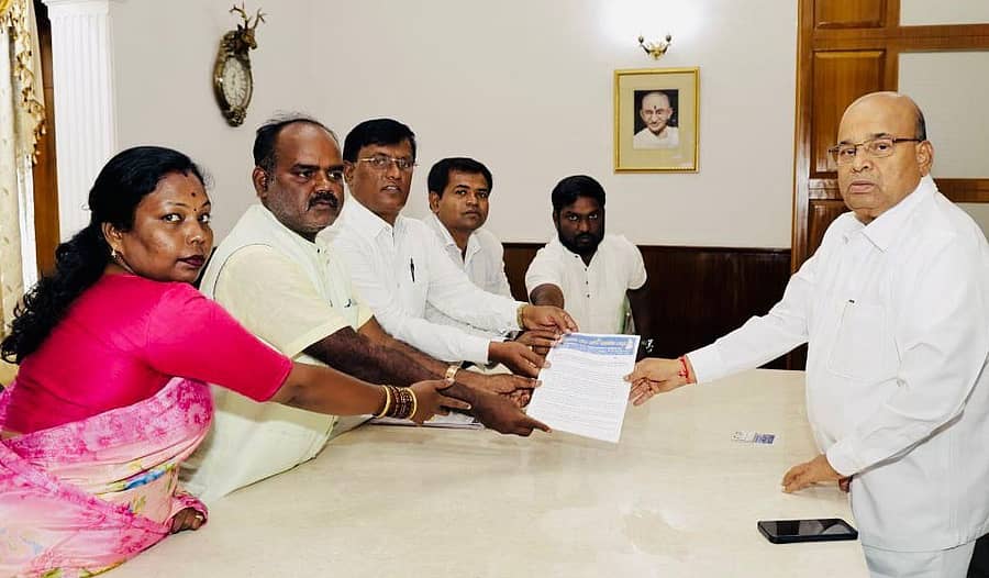 ಕರ್ನಾಟಕ ಮಹರ್ಷಿ ವಾಲ್ಮೀಕಿ ಪರಿಶಿಷ್ಟ ಪಂಗಡಗಳ ಅಭಿವೃದ್ಧಿ ನಿಗಮದ ಹಗರಣದ ತನಿಖೆಯನ್ನು ಸಿಬಿಐಗೆ ವಹಿಸಬೇಕು ಎಂದು ಒತ್ತಾಯಿಸಿ ಬೆಂಗಳೂರಿನಲ್ಲಿ ರಾಜ್ಯಪಾಲರಿಗೆ ಮನವಿ ಸಲ್ಲಿಸಲಾಯಿತು