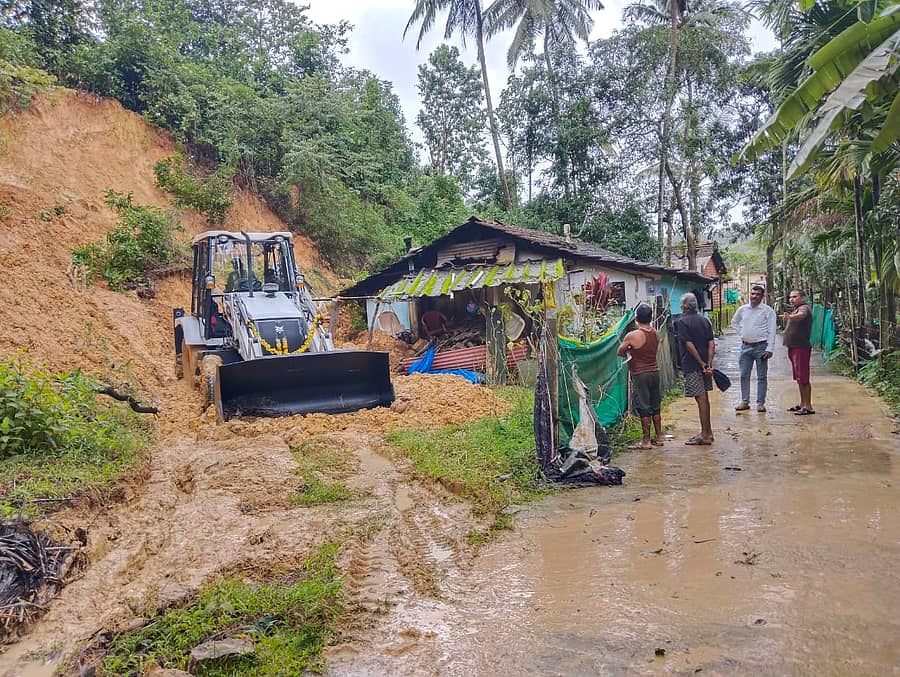 ಕಾರ್ಗಲ್–ಜೋಗ ಪಟ್ಟಣ ಪಂಚಾಯಿತಿಯ ವಾರ್ಡ್ ನಂಬರ್ 9ರಲ್ಲಿ ಶನಿವಾರ ಗುಡ್ಡವೊಂದು ಕುಸಿದು, ಮಣ್ಣು ಮನೆಯ ಹಿಂಭಾಗವನ್ನು ಆವರಿಸಿತ್ತು. ಯಾವುದೇ ಜೀವ ಹಾನಿ ಸಂಭವಿಸಿಲ್ಲ. ಸ್ಥಳಕ್ಕೆ ತಹಶೀಲ್ದಾರ್ ಚಂದ್ರಶೇಖರ್ ಮತ್ತು ಮುಖ್ಯಾಧಿಕಾರಿ ಎಂ.ಕೆ. ಸುರೇಶ್ ಭೇಟಿ ನೀಡಿದರು. ಜೆಸಿಬಿ ಯಂತ್ರದ ಮೂಲಕ ಮಣ್ಣು ತೆರವುಗೊಳಿಸಲಾಯಿತು