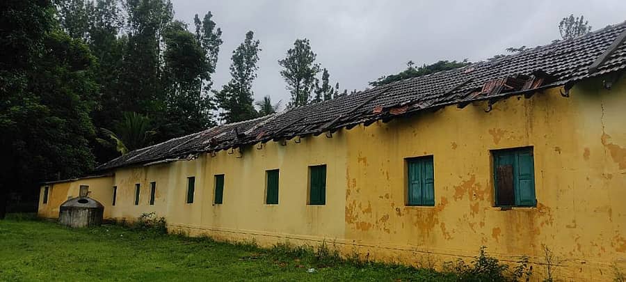 ಶನಿವಾರಸಂತೆ ಸಮೀಪದ ಮಾಲಂಬಿ ಗ್ರಾಮದ ಸರ್ಕಾರಿ ಶಾಲೆಯ ಹೆಂಚುಗಳು ಬುಧವಾರ ಬೀಸಿದ ಗಾಳಿಗೆ ಹಾರಿ ಹೋದವು.