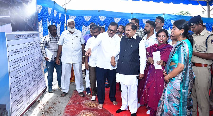 ತುಮಕೂರಿನಲ್ಲಿ ಶನಿವಾರ ಸಿದ್ಧಿವಿನಾಯಕ ಮಾರುಕಟ್ಟೆ ಜಾಗದಲ್ಲಿ ಮಾಲ್ ನಿರ್ಮಾಣಕ್ಕೆ ಗುದ್ದಲಿ ಪೂಜೆ ನೆರವೇರಿಸಿದ ಜಿಲ್ಲಾ ಉಸ್ತುವಾರಿ ಸಚಿವ ಜಿ.ಪರಮೇಶ್ವರ ಫಲಕ ವೀಕ್ಷಿಸಿದರು. ಮಾಜಿ ಶಾಸಕ ರಫಿಕ್ ಅಹಮದ್, ಜಿಲ್ಲಾಧಿಕಾರಿ ಶುಭ ಕಲ್ಯಾಣ್, ಪಾಲಿಕೆ ಆಯುಕ್ತರಾದ ಬಿ.ವಿ.ಅಶ್ವಿಜ, ಎಸ್ಪಿ ಕೆ.ವಿ.ಅಶೋಕ್ ಭಾಗವಹಿಸಿದ್ದರು