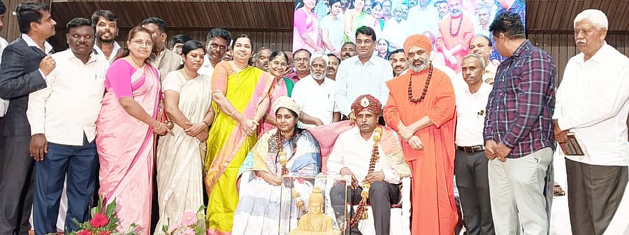 <div class="paragraphs"><p>ತುಮಕೂರಿನಲ್ಲಿ ಭಾನುವಾರ ರೇಷ್ಮೆ ಬೆಳೆಗಾರರ ಕ್ಷೇಮಾಭಿವೃದ್ಧಿ ಸಂಘದಿಂದ ನಿವೃತ್ತ ರೇಷ್ಮೆ ಉಪ ನಿರ್ದೇಶಕ ವೈ.ಕೆ.ಬಾಲಕೃಷ್ಣಪ್ಪ ದಂಪತಿಯನ್ನು ಅಭಿನಂದಿಸಲಾಯಿತು. ಬೈಲೂರಿನ ನಿಷ್ಕಲ ಮಂಟಪದ ನಿಜಗುಣಾನಂದ ಸ್ವಾಮೀಜಿ, ಉಡುಪಿ ಜಿಲ್ಲಾಧಿಕಾರಿ ಕೆ.ವಿದ್ಯಾಕುಮಾರಿ, ಜಿ.ಪಂ ಸಿಇಒ ಜಿ.ಪ್ರಭು&nbsp;ಇತರರು ಹಾಜರಿದ್ದರು</p></div>